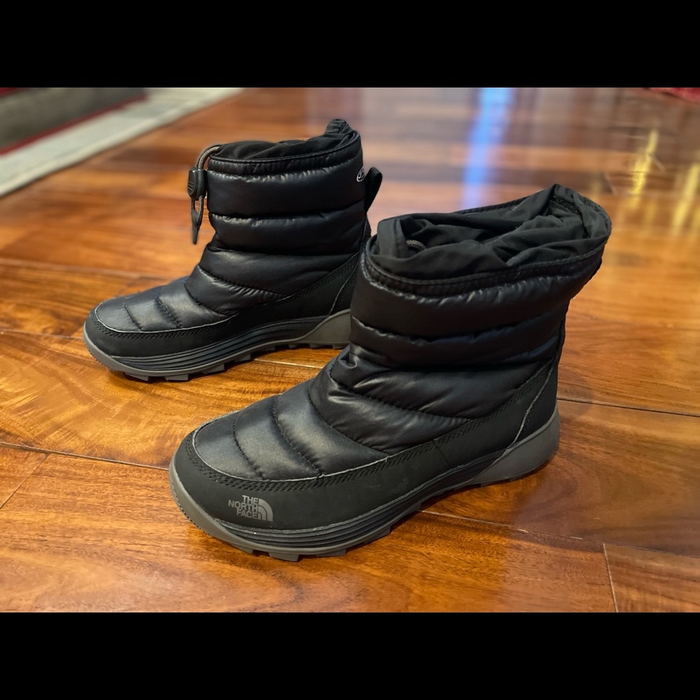 Boys size 3 black North Face snow boots. Like new.